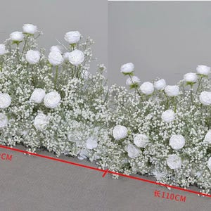 Fila di fiori di alito di bambino con rose bianche, composizioni di alito di bambino, runner da tavolo per matrimonio, arco di fiori per matrimonio, fiori per navate nuziali, tema alito di bambino