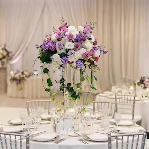 Centrotavola con fiori bianchi e viola, centrotavola con fiori a forma di palla, composizione floreale per matrimonio, bouquet da sposa
