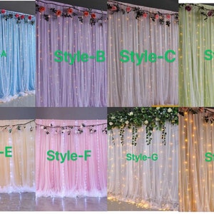 Op de afbeelding: Acht verschillende stijlen van doorschijnende stoffen achtergronden met lichtslingers. De achtergronden zijn in verschillende kleuren, waaronder lichtblauw, lavendel, wit, lichtroze en beige. Elke achtergrond heeft een krans van groen en bloemen.