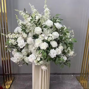 Centrotavola con sfere di fiori bianchi, centrotavola con sfere di fiori in seta, composizione floreale per matrimonio, decorazioni per feste