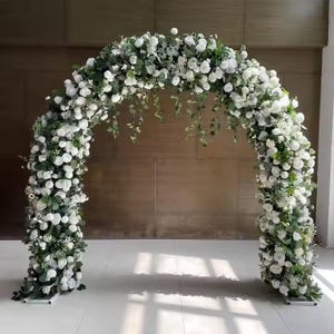 Arco di fiori di rose bianche, ghirlanda di fiori verdi, runner di fiori da tavolo, sfondo di fiori per matrimonio, arco di fiori per matrimonio, ricevimento di matrimonio