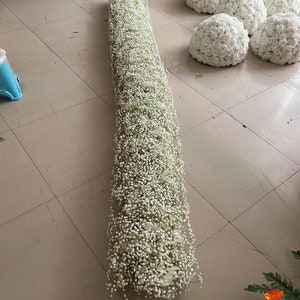 Runner di fiori Babysbreath, fiore di nozze bianco, sfondo di nozze, composizioni nuziali, runner da tavola di nozze, arco di fiori swag, centrotavola