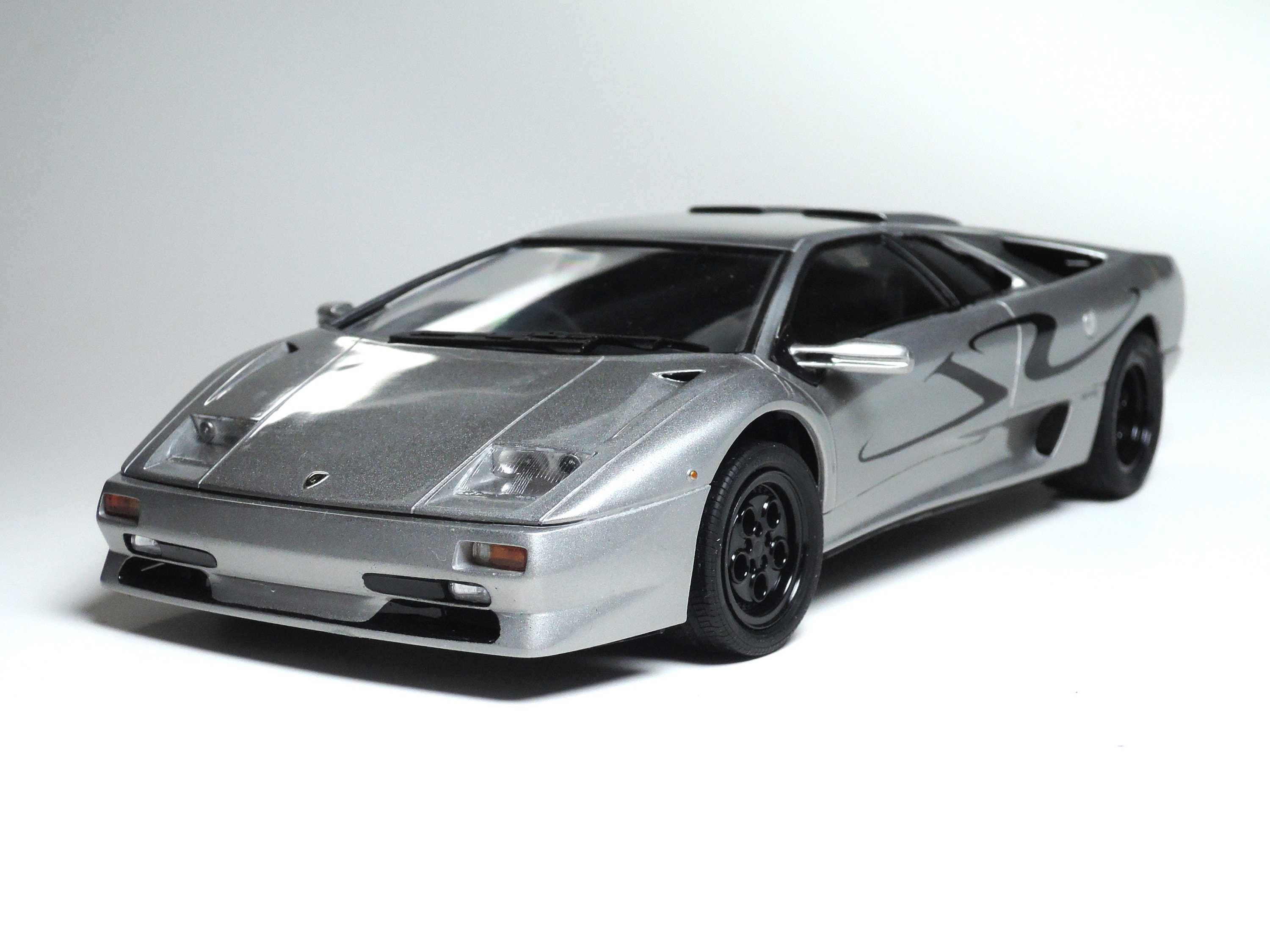 Maisto Special Edition Series 1:18 Scale Die Cast Car - Blue Sports Coupe  LAMBORGHINI DIABLO SV with Display Base