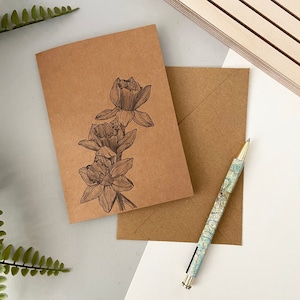 Dezember Narzisse Geburtsmonat Blumenkarte - A6 Kraft Grußkarte, handgezeichnet & gedruckt auf recyceltem Karton, innen blanko