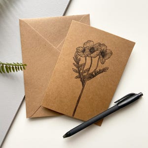 Geburtstagskarte für Februar, Primrose und Iris, Blumen - A6 Kraft Grußkarte, handgezeichnet und gedruckt auf recyceltem Karton, innen blanko