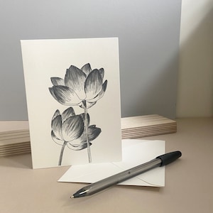 Carte de voeux d'anniversaire fleur juillet noir et blanc, carte d'anniversaire nénuphar dessinée à la main, carte blanche A6 avec enveloppe, intérieur vierge