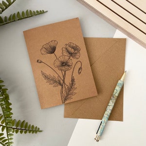 August Poppy Blumen-Geburtsmonat - A6 Kraft Grußkarte, handgezeichnet & gedruckt auf recyceltem Karton, innen blanko