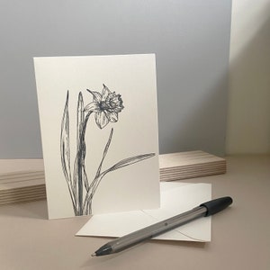 Carte de voeux d'anniversaire fleur mars noir et blanc, carte d'anniversaire jonquille dessinée à la main, carte blanche A6 avec enveloppe, vierge à l'intérieur