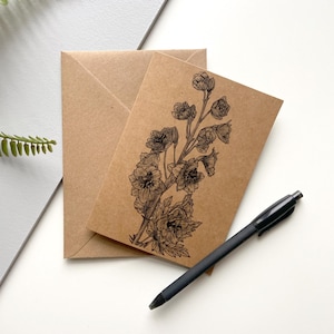 Juillet - Delphinium, carte de fleurs de mois de naissance - Carte de voeux kraft A6, dessinée à la main et imprimée sur du papier cartonné recyclé, vierge à l'intérieur