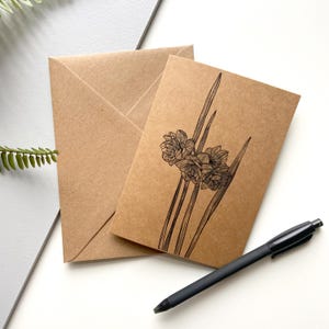 März Jonquil Geburtsmonat Blumenkarte - A6 Kraft Grußkarte, handgezeichnet & gedruckt auf recyceltem Karton