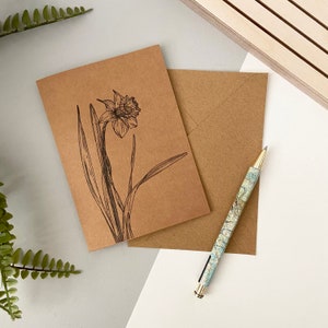 März Narzisse Geburtsmonat Blumenkarte - A6 Kraft Grußkarte, handgezeichnet & gedruckt auf recycelter Karte