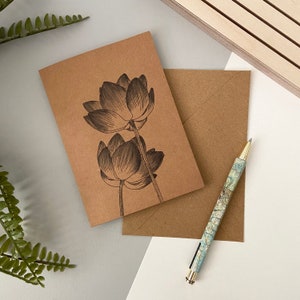 Carte de mois de naissance de fleurs de nénuphar de juillet – carte de voeux kraft A6, dessinée à la main et imprimée sur du carton recyclé, vierge à l'intérieur