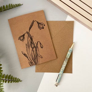 Carte de mois de naissance de perce-neige de janvier - carte de voeux Kraft A6, dessinée à la main et imprimée sur du papier cartonné recyclé