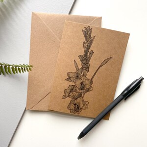 August – Gladiolen, Geburtsmonat der Blumen – A6 Kraft Grußkarte, handgezeichnet & gedruckt auf recyceltem Karton, innen blanko