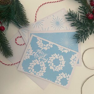 Blaue Siebdruck-Weihnachtskarte, handgezeichnete handgedruckte Grußkarte, A6 weiße Karte mit Umschlag, innen leer