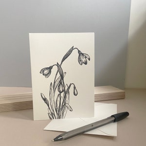 Carte de voeux d'anniversaire fleur janvier noir et blanc, carte d'anniversaire goutte de neige dessinée à la main, carte blanche A6 avec enveloppe, vierge à l'intérieur