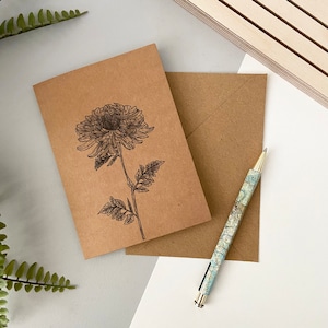 November Chrysantheme Geburtsmonat Blumenkarte - A6 Kraft Grußkarte, handgezeichnet & gedruckt auf recycelter Karte, innen blanko