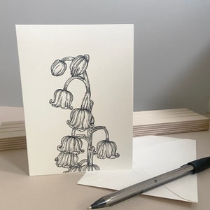 Carte de voeux d'anniversaire de fleur de mai noir et blanc, carte d'anniversaire de muguet dessinée à la main, carte blanche A6 avec enveloppe, vierge à l'intérieur