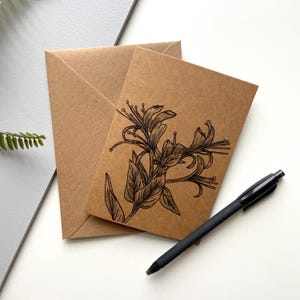 Juni Geißblatt, Geburtsmonat Blumen - A6 Kraft Grußkarte, handgezeichnet & gedruckt auf recyceltem Karton, innen blanko
