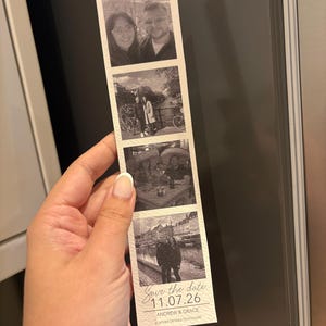 Może przedstawiać: Czarno-biały pasek ze zdjęciami z czterema zdjęciami. Na dole paska widnieje napis "Save the date 11.07.26" z imionami "Andrew & Grace" i "Further details to follow". Pasek jest trzymany w dłoni.