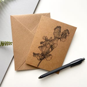 April Sweet Pea, Geburtsmonat Blumen - A6 Kraft Grußkarte, handgezeichnet & gedruckt auf Recycling Karte, innen blanko