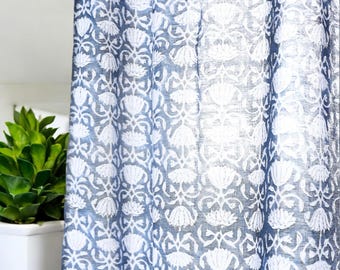 Könnte beinhalten: Weißer und blauer gemusterter Stoff mit floralem Design. Der Stoff ist durchscheinend und hat einen hellblauen Hintergrund mit weißen Blumenmustern.