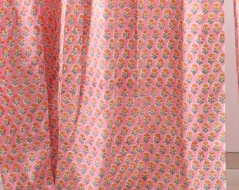 Cortina estampada a mano con estampado floral en rosa, naranja y rosa, de algodón que filtra la luz.