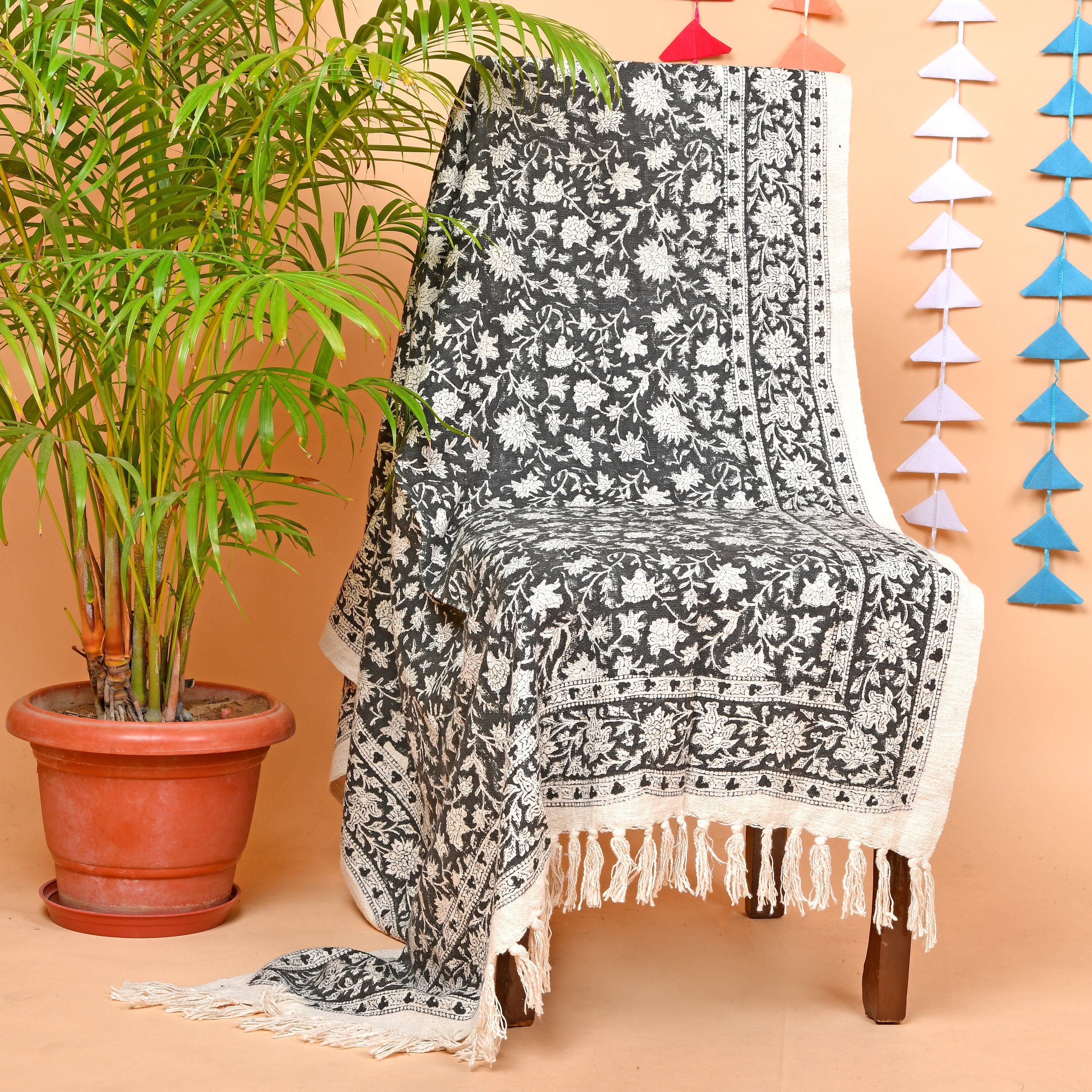 Handgefertigte Baumwoll-Überwurfdecke – Floraler Blockdruck, Schwarz-beige, 119x180 Cm, Mit Quasten
