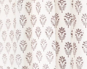 Cortina de algodón con estampado floral minimalista, con estampado a mano