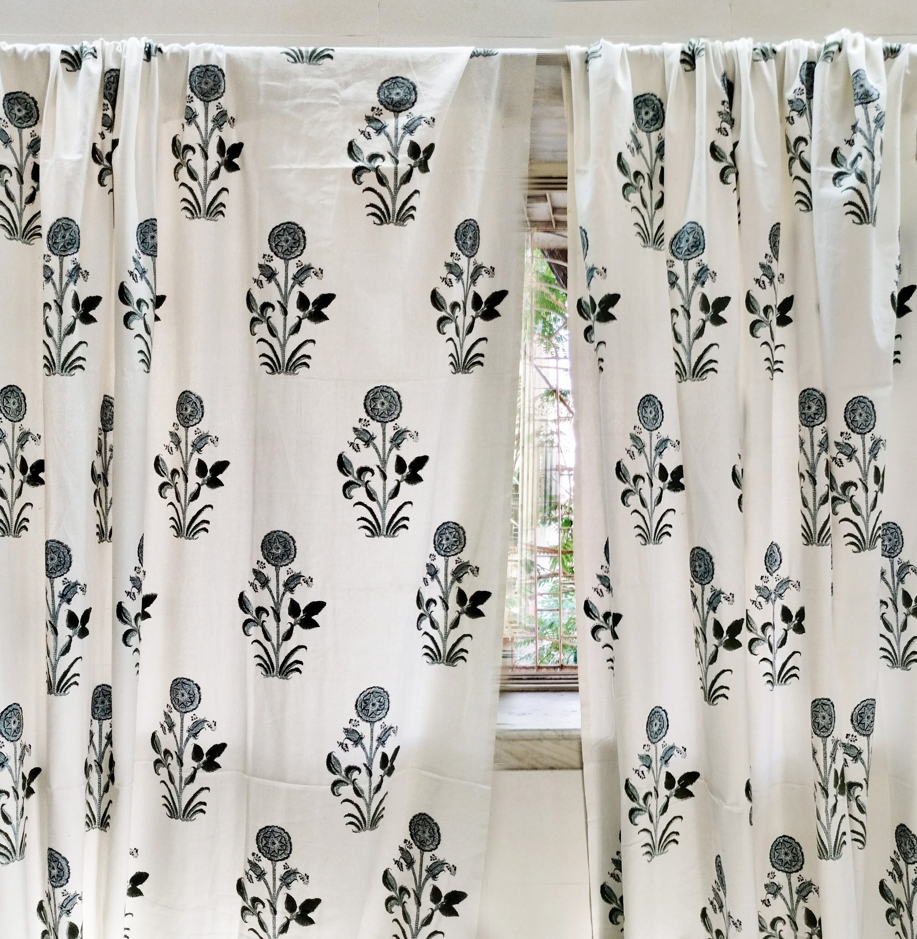  Magnetic Curtain Weights, Plastic Covered Heavy Duty No Sew  Shower Curtain Magnets, Avoid Blowing Around, Work for Drapery, Tablecloth,  Flag, Outdoor Curtain Liner (Black, 12 Sets) : Home & Kitchen