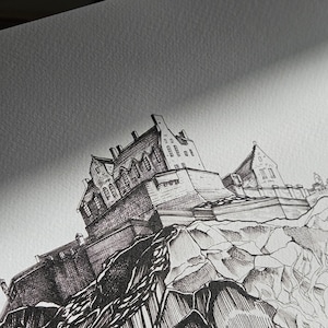 K&ouml;nnte beinhalten: Detaillierte Schwarz-Wei&szlig;-Tuschezeichnung eines Schlosses auf einem felsigen Berg. Das Schloss verf&uuml;gt &uuml;ber mehrere Geb&auml;ude mit detaillierten Fenstern und D&auml;chern. Das Kunstwerk ist mit feinen Linien und Schattierungen dargestellt.