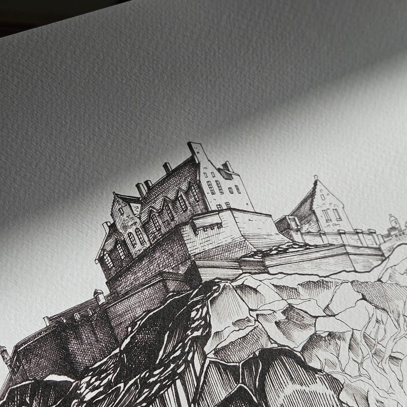 K&ouml;nnte beinhalten: Detaillierte Schwarz-Wei&szlig;-Tuschezeichnung eines Schlosses auf einem felsigen Berg. Das Schloss verf&uuml;gt &uuml;ber mehrere Geb&auml;ude mit detaillierten Fenstern und D&auml;chern. Das Kunstwerk ist mit feinen Linien und Schattierungen dargestellt.