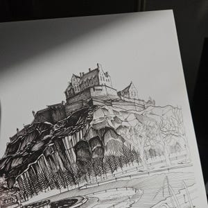 K&ouml;nnte beinhalten: Detaillierte Tuschezeichnung eines Schlosses auf einem felsigen H&uuml;gel. Das Kunstwerk zeigt filigrane Linien, die die Architektur des Schlosses, die umliegenden B&auml;ume und einen Weg darstellen. Das Bild ist in Schwarzwei&szlig; gehalten.