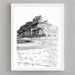 K&ouml;nnte beinhalten: Gerahmter Schwarz-Wei&szlig;-Kunstdruck eines Schlosses auf einem felsigen H&uuml;gel. Die detaillierte Illustration zeigt das Schloss, B&auml;ume, einen Brunnen und einen Weg. Das Kunstwerk befindet sich in einem wei&szlig;en Rahmen.