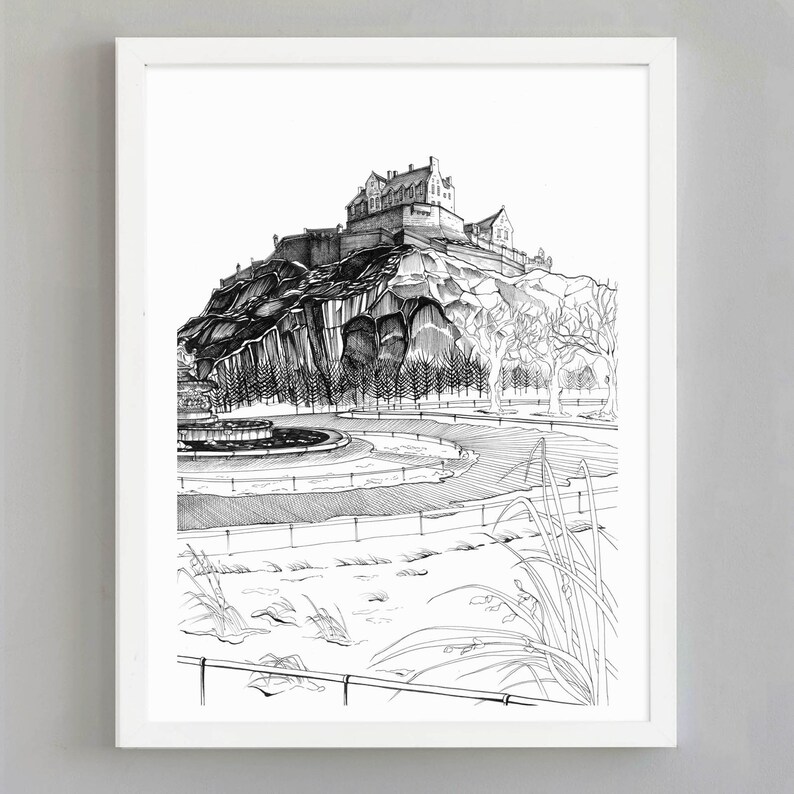 K&ouml;nnte beinhalten: Gerahmter Schwarz-Wei&szlig;-Kunstdruck eines Schlosses auf einem felsigen H&uuml;gel. Die detaillierte Illustration zeigt das Schloss, B&auml;ume, einen Brunnen und einen Weg. Das Kunstwerk befindet sich in einem wei&szlig;en Rahmen.