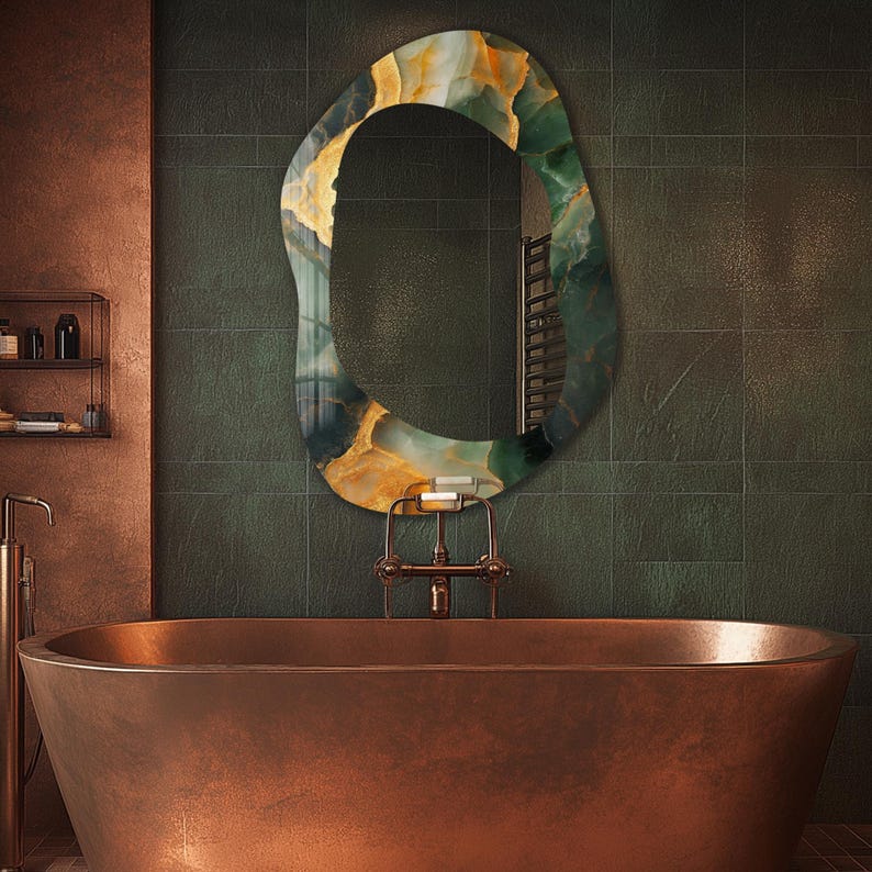 Pode incluir: Uma banheira de cobre com uma torneira dourada e um grande espelho abstrato verde e dourado acima.