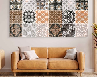 Op de afbeelding: Een wandkunstprint met een patchwork van 16 verschillende tegelontwerpen in tinten bruin, zwart, wit en oranje. De tegels hebben geometrische patronen en bloemmotieven.