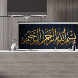 Op de afbeelding: Een keukenachterwand met een donkerblauwe achtergrond en gouden Arabische kalligrafie die "Bismillah al-Rahman al-Rahim" luidt.