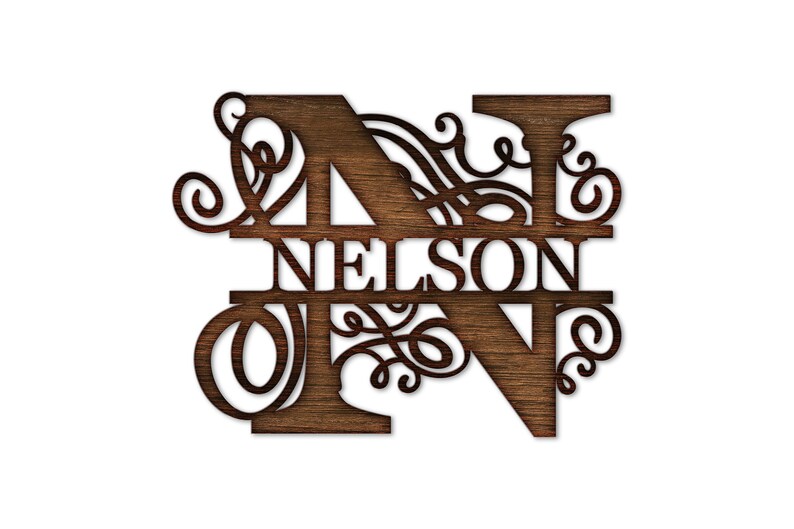 K&ouml;nnte beinhalten: Ein Holzschild mit dem Buchstaben N und dem Namen "NELSON" in einer dekorativen Schriftart. Der Buchstabe N ist von kunstvollen Schn&ouml;rkeln umgeben.