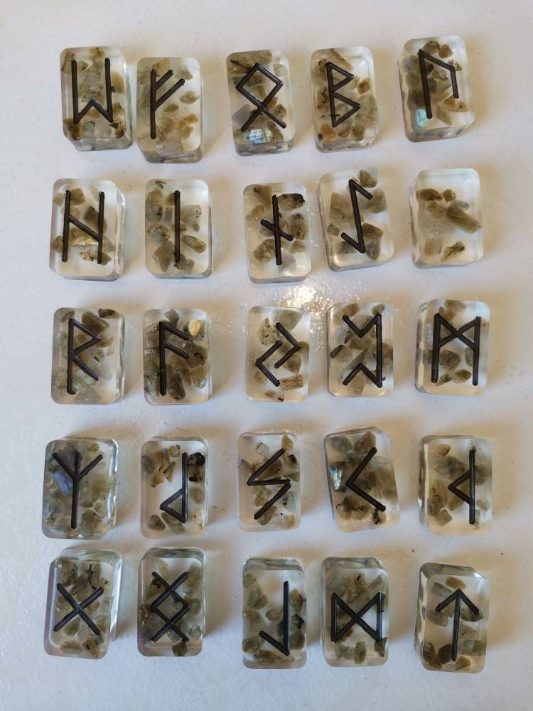 Runes Pierres Naturelles et en Résine Coloré