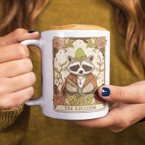 Waschbär-Becher Cottagecore-Becher Tarot-Becher Waschbär-Geschenke Ästhetischer Becher Kaffeebecher Waschbär-Becher Doppelseitiger Becher Waschbär-Liebhaber-Geschenk Tarot-Karte Becher