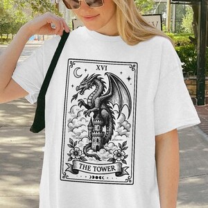 Castlecore shirt middeleeuws shirt Booktrovert shirt fantasie draak shirt Renaissance shirt schoolse dingen tarotkaart shirt grillige kleding
