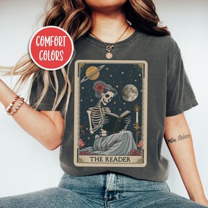 Esqueleto Tarot Tarjeta Camisa Lector Camisa Bookish Camisa Booktrovert Libro Amante Regalo Literatura Camisa Lectura Camisa Booktok Merch Camisa Mística