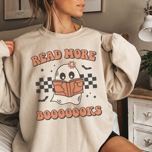 Leer más Libros Ropa Retro Halloween Sudadera Spooky Teacher Crewneck Librarian Sweatshirt Bookish Sweatshirt Halloween Teacher Sweater