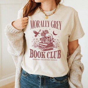 Moralmente grigio Libro Club Camicia Camicia libresco Booktok Merch Cose libresche Nemici agli amanti Camicia di lettura Verme del libro Regali Morte di TBR Camicia
