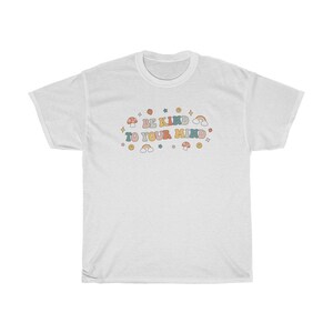 Puede incluir: Camiseta blanca con el texto "BE KIND TO YOUR MIND" en letras retro de colores. El texto est&aacute; rodeado de peque&ntilde;as ilustraciones coloridas de estrellas, arco&iacute;ris y setas.