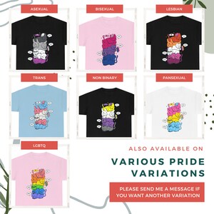 K&ouml;nnte beinhalten: Eine Kollektion von sieben T-Shirts in Schwarz, Pink, Hellblau und Wei&szlig;, jeweils mit einer Grafik von gestapelten Katzen und Sprechblasen mit der Aufschrift "tee" und "hee". Die Designs enthalten verschiedene Pride-Flaggenfarben. Der Text lautet: "ALSO AVAILABLE ON VARIOUS PRIDE VARIATIONS. PLEASE SEND ME A MESSAGE IF YOU WANT ANOTHER VARIATION."