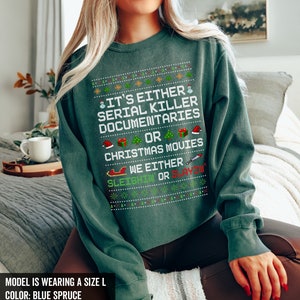Peut inclure: Un sweat-shirt vert avec un motif de No&euml;l. Le texte sur le sweat-shirt est "It's either serial killer documentaries or Christmas movies. We either sleighin' or slayin'."