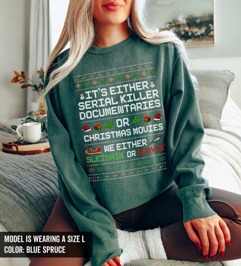 Peut inclure: Un sweat-shirt vert avec un motif de No&euml;l. Le texte sur le sweat-shirt est "It's either serial killer documentaries or Christmas movies. We either sleighin' or slayin'."