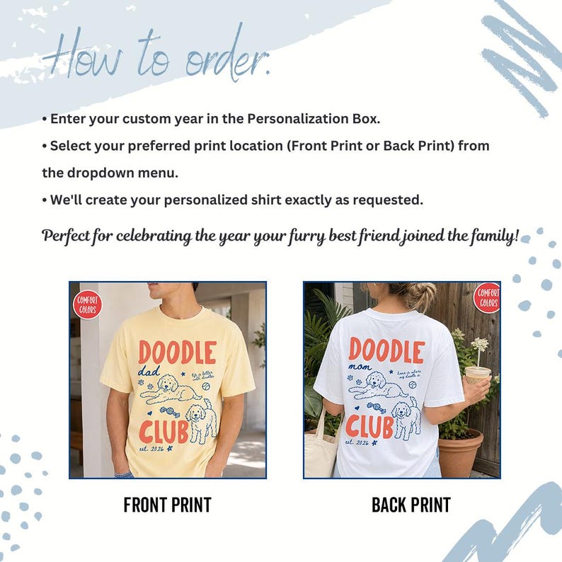 Puede incluir: Una camiseta gr&aacute;fica con el texto Doodle Club e ilustraciones de dos perros, pelotas de tenis y huellas. El dise&ntilde;o incluye el texto est. 2026 y se muestra en una camiseta amarilla como estampado frontal y en una blanca como estampado trasero.